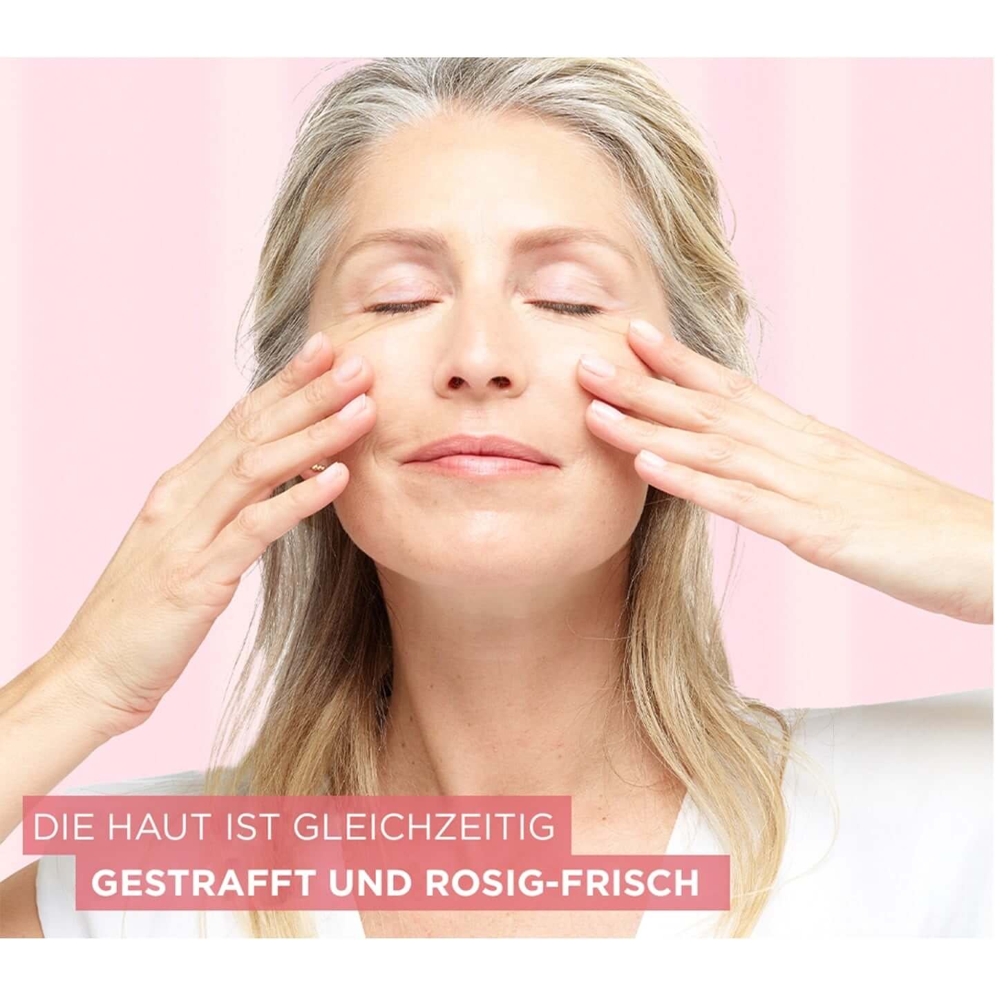 Frau trägt Creme auf ihre Wangen auf